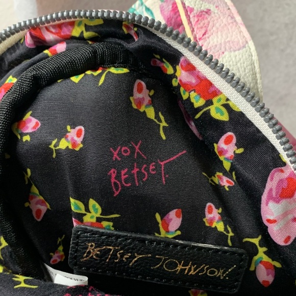Betsey Johnson Floral (9\